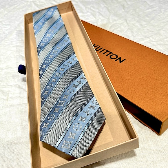 🎁PASTEL BEAUTY🎁🆕💯 ICONIC LOUIS VUITTON POWDER BLU LRG MONOGRAM STRIPES TIE🔥 - Picture 6 of 17